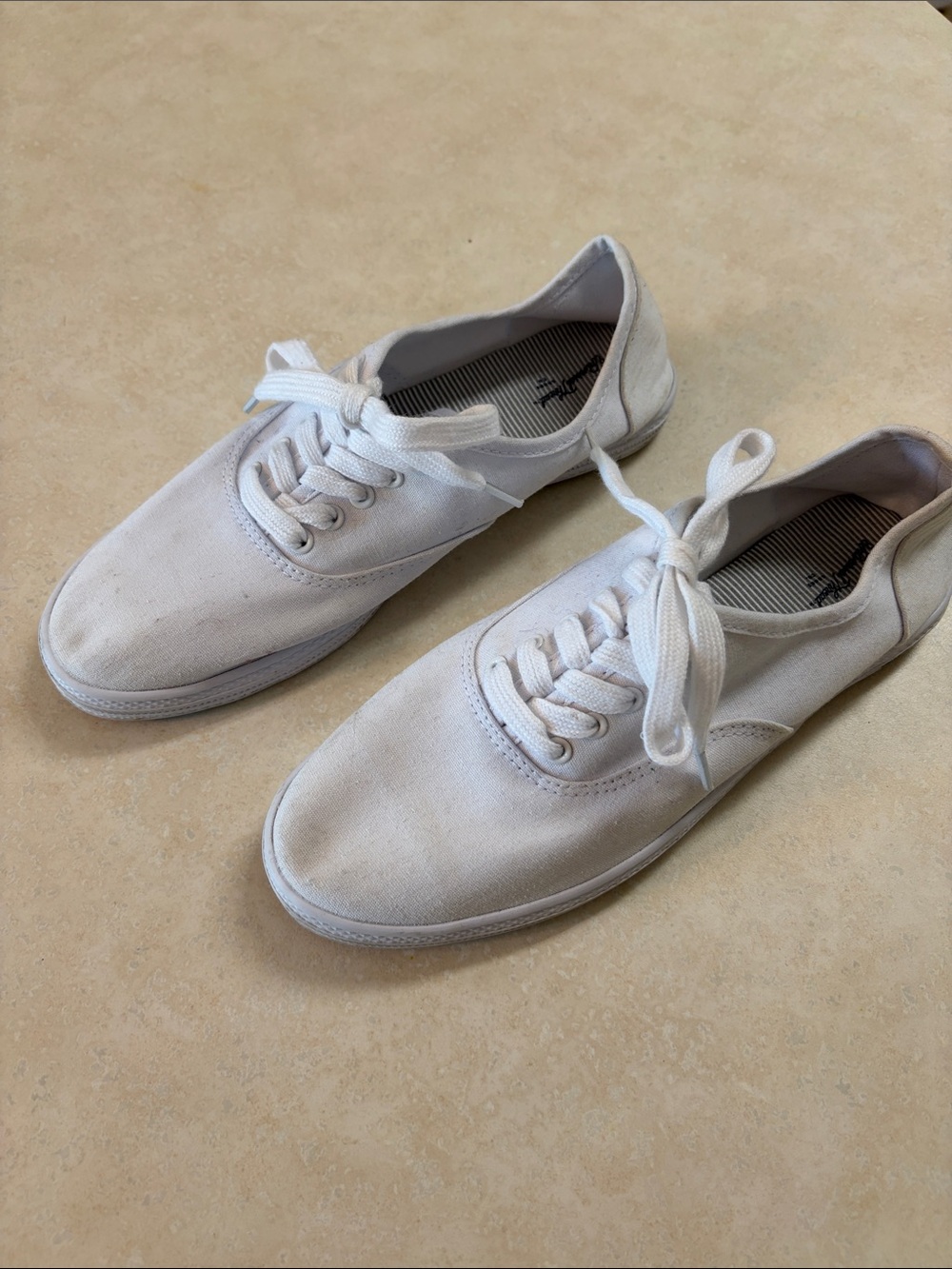 Universal Thread Women’s Sneakers in White